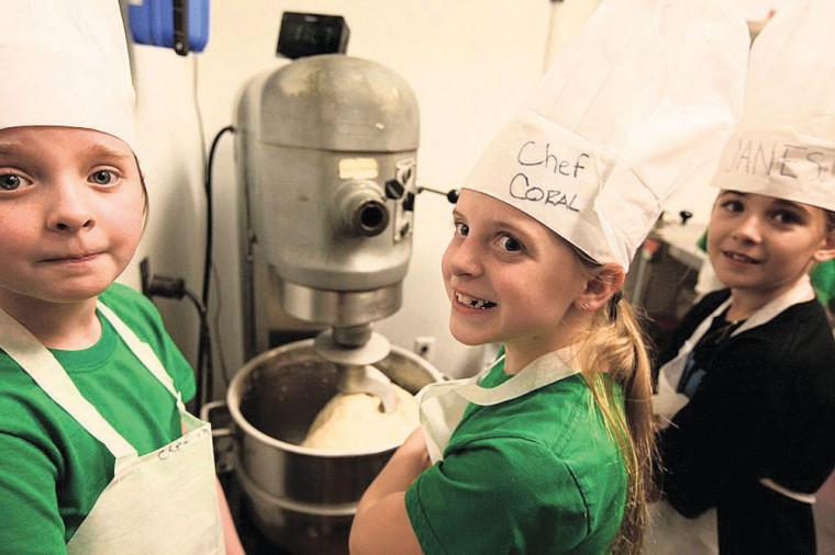 afn.121710.com.pizzagirls2.jpg