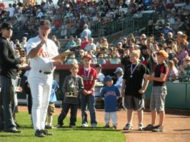 Baseball legends raise money for Little League 