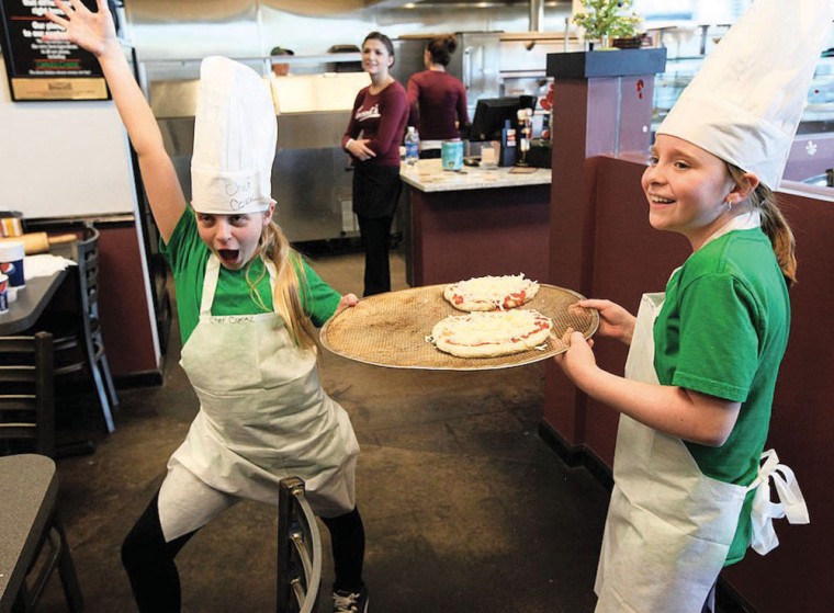 afn.121710.com.pizzagirls12.jpg