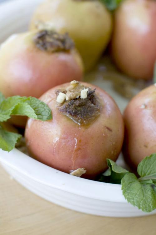 Baked honey date apples