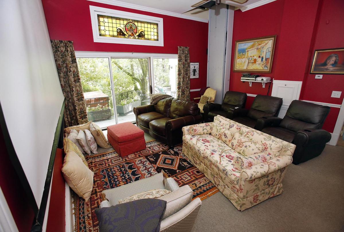 Springwood Inn: Movie room