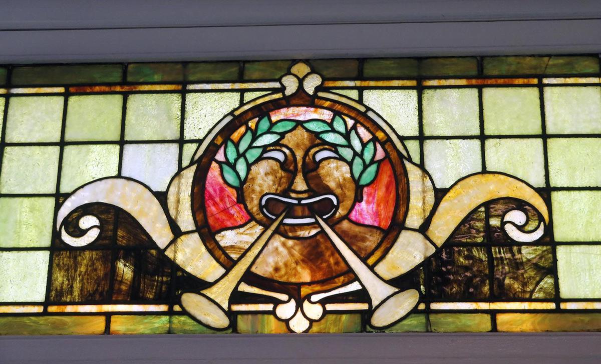 Springwood Inn: Stained glass