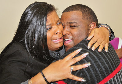 Shawanda Webber meets her son Darrell Weston for the first time. Photo: Bill Wilson/The Anniston Star - 5398bddd7b984.image