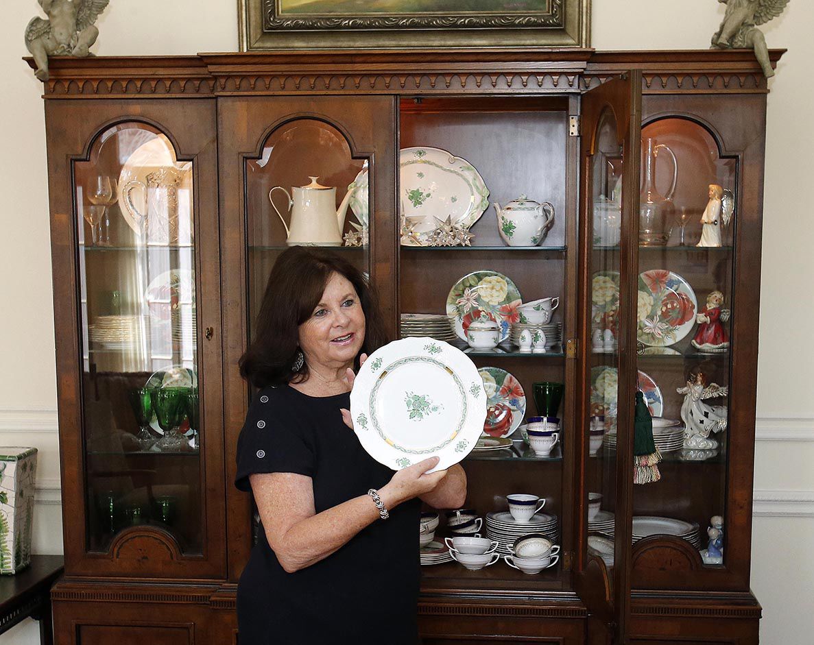 Springwood Inn: Carolyn's china collection