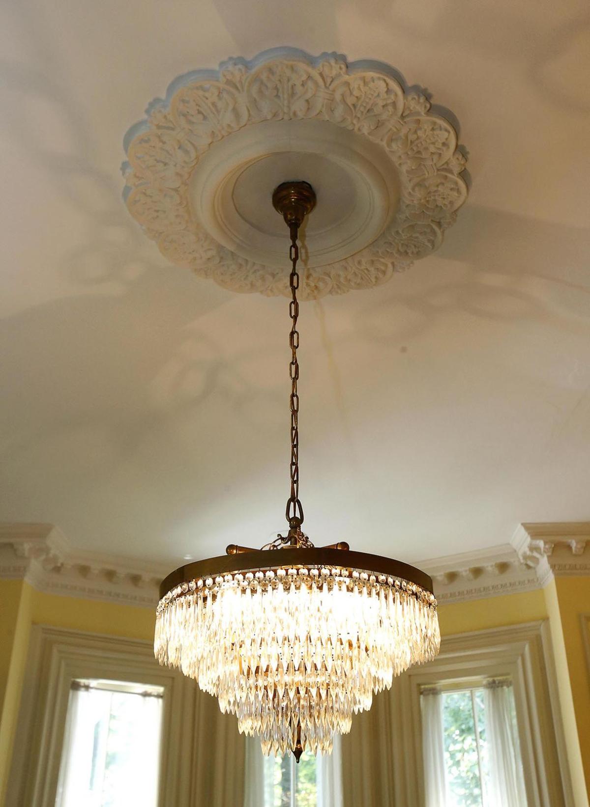 Springwood Inn: Chandelier