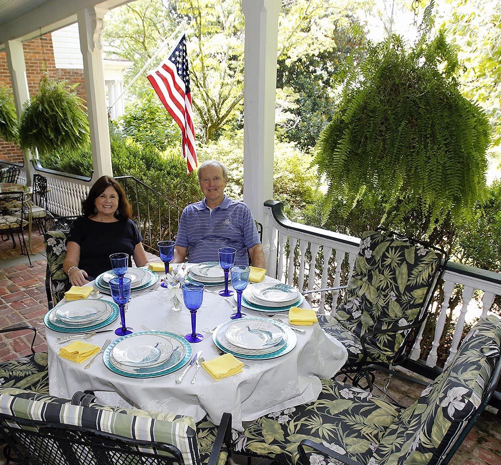 Springwood Inn: Owners Bob and Carolyn Orchid