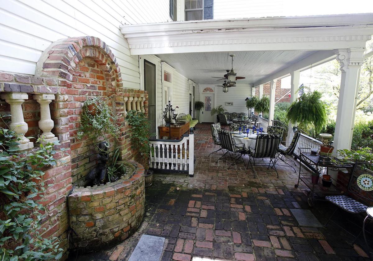 Springwood Inn: Side porch