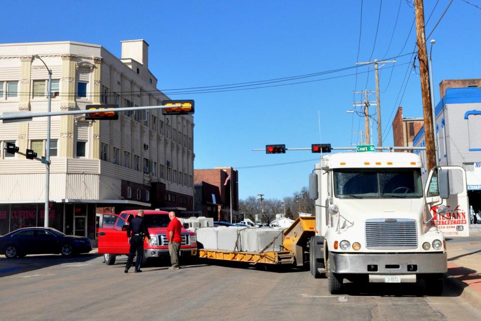 Crash blocks traffic at 4th and Court