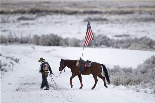 Sheriff tells Oregon standoff backers to stay out of arrest