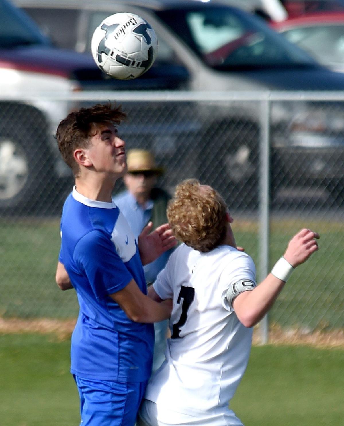 Rutger Klein heads the ball