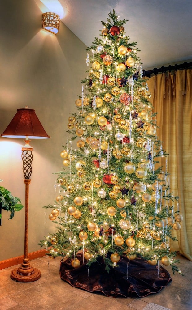 European-inspired Christmas tree decor is enchanting