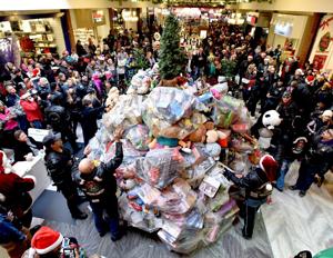 Hundreds of motorcycles shut down Billings streets to share Christmas spirit