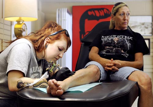 Krysta Robertson Left Tattoo Apprentice At Caseys Tattoo Shop On South