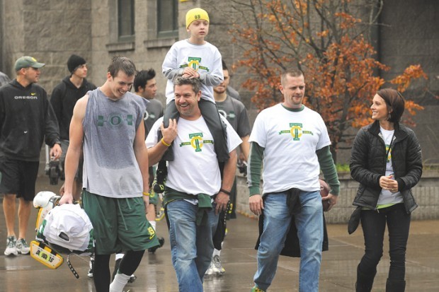 Cole Hexum exiting Oregon practice with Will Murphy picture