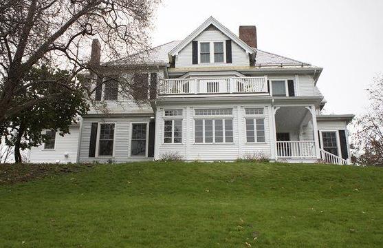 Perks sweeten pot for Mass. college chiefs