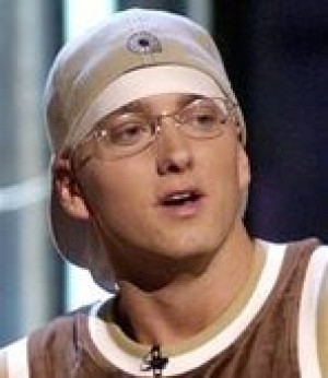 Eminem is recovering from pneumonia 