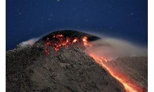 Thousands flee slopes of Indonesia volcano 