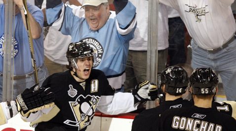 Penguins clip Red Wings, even series 