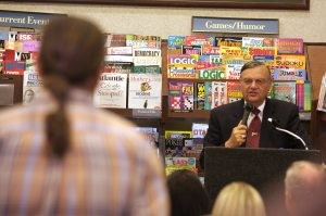Arpaio book signing in Scottsdale draws protests 