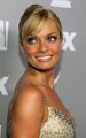 Pressly reveals pregnancy on Leno show 