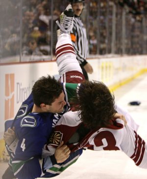 Luongo falls in return to Canucks 