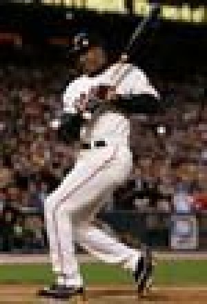 Barry Bonds hits 700th career home run 