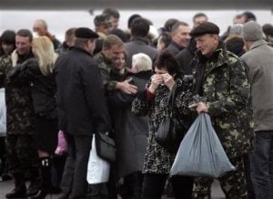 Hijacked ship crew welcomed home in Ukraine 