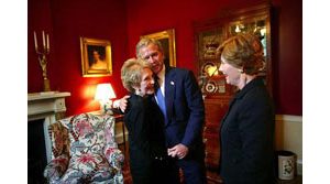 Nancy Reagan visits Ronald Reagan's casket 