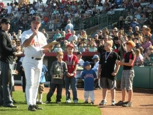 Baseball legends raise money for Little League 