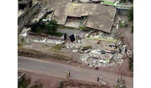 Rescuers try to reach Asia quake survivors 