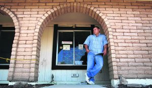 Chandler neighbors feel foreclosure pain 