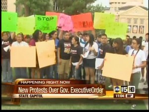 Illegal immigrants protest Gov. Brewer's executive order