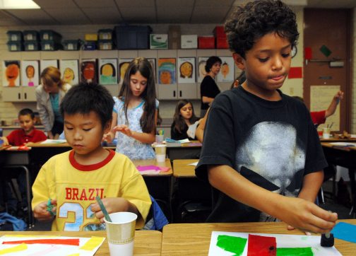 Volunteer program brings art to life in Chandler schools 