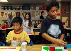 Volunteer program brings art to life in Chandler schools 