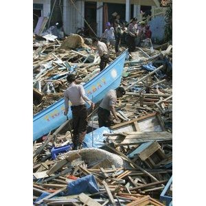 Wave rumors spark panic in tsunami zone 