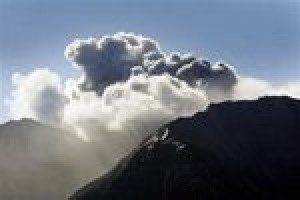 Mount St. Helens belches more steam 