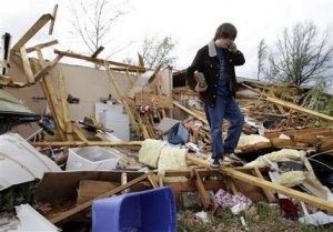 Tornado kills 2, injures 41 in central Tenn. 