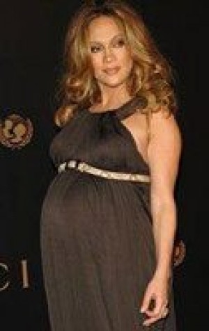 Jennifer Lopez expecting twins, dad says 