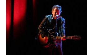 Springsteen holds Glendale Arena in thrall 
