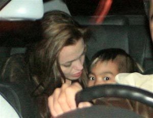 Jolie leaves Vietnam orphanage with boy 