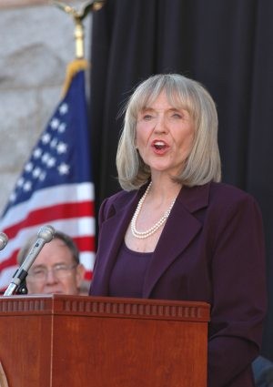 Brewer promises state economic stimulus 