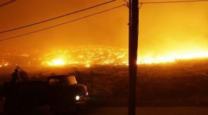 Thousands flee raging wildfires in Greece 