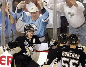 Penguins clip Red Wings, even series 