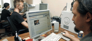 Online attacks engulf Kremlin’s critics ahead of vote 