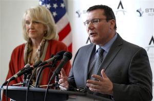 Jan Brewer, Gerard Warrens
