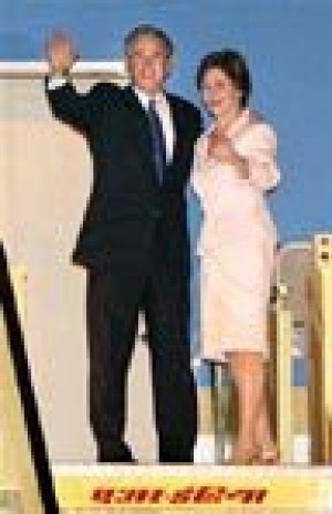 Bush arrives in Pakistan; security heavy 
