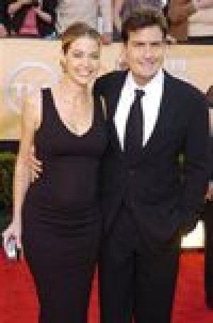 Sheen, Richards extend restraining order 