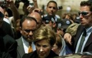 Protesters heckle Laura Bush in Jerusalem 