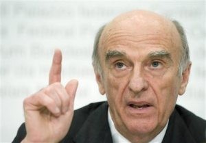 Switzerland breaks with tradition on tax evasion 