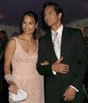 Actor Bratt, wife Soto give birth to son 